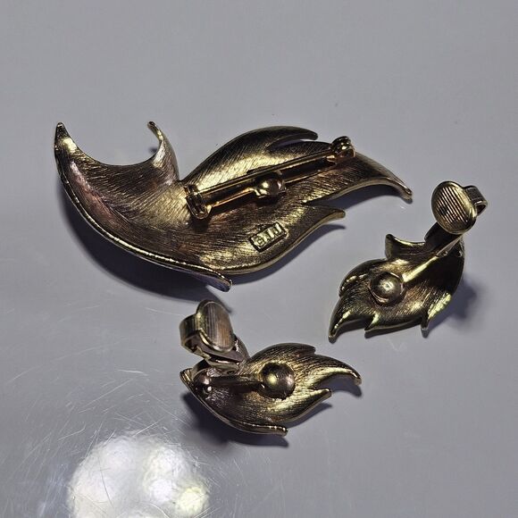 Vintage Jonette Jewelry Gold Tone Purple Enamel Brooch & Clip On Earrings Set - Picture 5 of 11